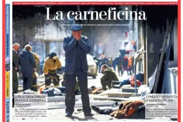 Номер газеты La Stampa. Фото © Twitter / Елена Пшеничная