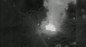 В ночных условиях: Минобороны опубликовало видео уничтожения российскими Су-25 складов с вооружением ВСУ