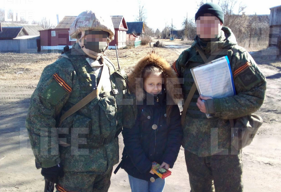 <p>Восьмилетняя Даша, которая ранее написала письмо русскому солдату и смогла передать его лично. Фото © LIFE</p>