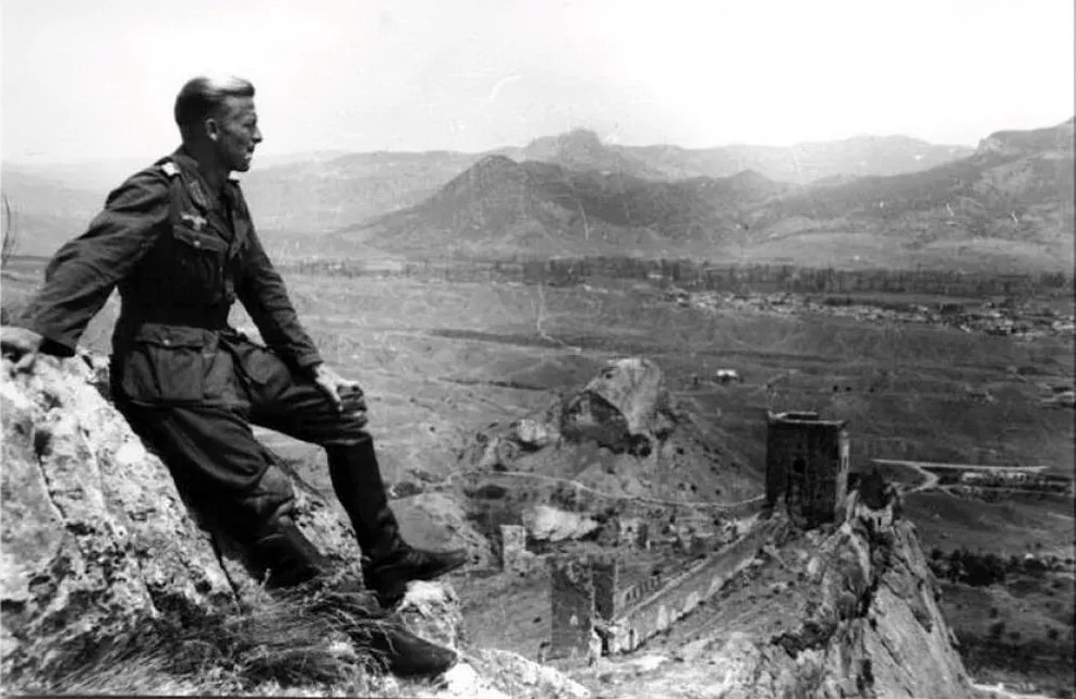 Немецкий солдат фотографируется на фоне генуэзской крепости в Судаке. Фото © Военный альбом / StanZ