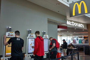 Уйти нельзя остаться: Почему "Макдоналдс" затеял оптимизацию бизнеса в России за неделю до "Операции Z"
