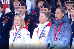 На концерте в "Лужниках" российским олимпийцам включили гимн, которого их лишили на Олимпиаде
