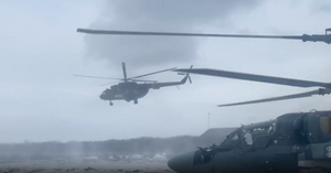 Ударный патруль: Сопровождение колонн российской техники вертолётами Ка-52 и Ми-24 сняли на видео