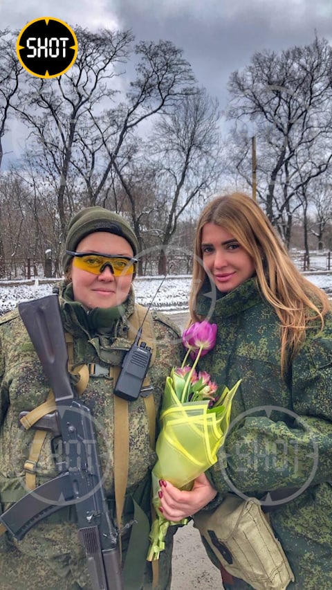 Анна вместе со своей боевой подругой. Фото © Telegram / SHOT