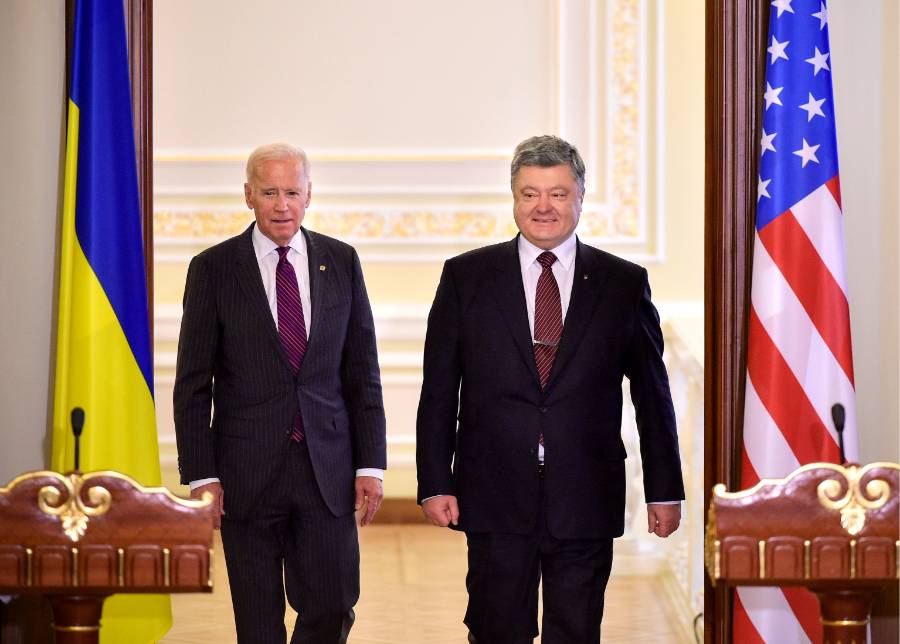 Президент США Джо Байден и экс-президент Украины Пётр Порошенко. Фото © ТАСС / Николай Лазаренко