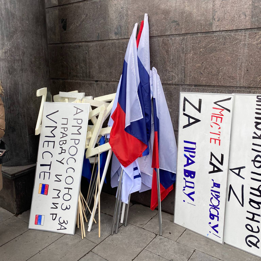 Плакаты и флаги, которые используют участники акции в Ереване. Фото © Twitter / finlookedintoit