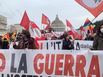 В Италии прошли протесты против поставок вооружения Украине странами НАТО © Twitter / StraNotizie.it