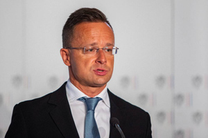 Глава МИД Венгрии Сийярто: Будапешт отказывается от поставок оружия и войск на Украину