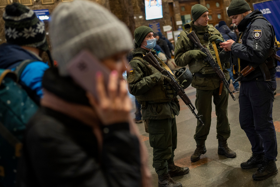 Украина. Киев. Военные и люди, пытающиеся выехать из города. Обложка © ТАСС / АР / Emilio Morenatti