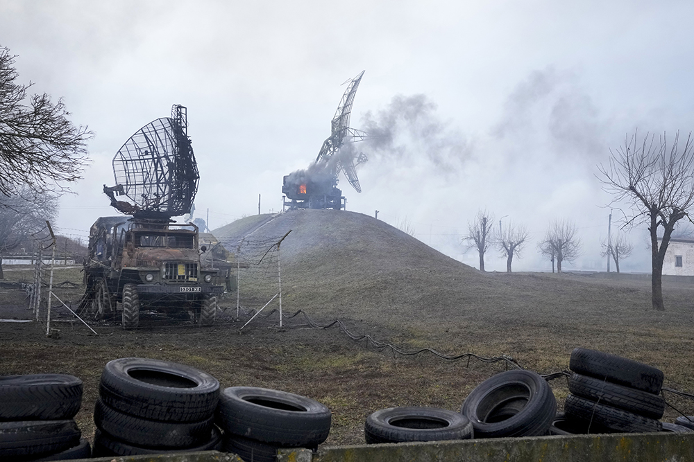 Радиолокационная станция, повреждённая в результате ракетных ударов на украинском военном объекте под Мариуполем. Фото © ТАСС / AP Photo / Sergei Grits