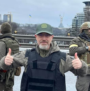 Довольный Алексей Резников позирует на фоне солдат. Фото © Facebook* / reznikovoleksii