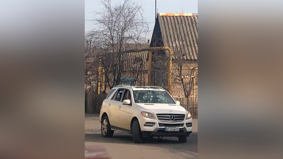 Обстрелянный автомобиль, предположительно, Владимира Сальдо. Telegram / Политика страны