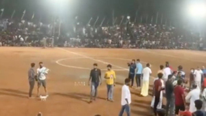 Свыше 200 человек пострадали при обрушении трибуны на футбольном матче в Индии