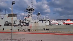 В Греции активисты забросали корабль НАТО красной краской
