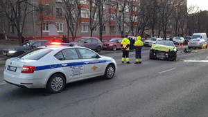 Москвич на спорткаре протаранил машины, в одной из которых находились женщина и ребёнок