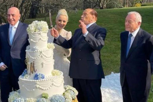 Экс-премьер Италии Берлускони сыграл пышную свадьбу с молодой возлюбленной