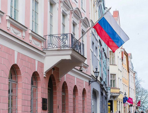 Неизвестные сорвали российский флаг со здания канцелярии Посольства РФ в Тарту