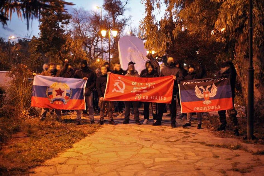 Кадр с митинга возле памятника советским воинам в Афинах. Фото © Twitter / SpithaFloga