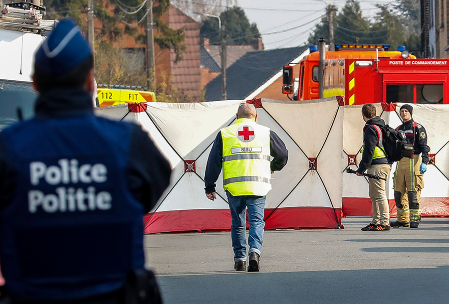 Не менее четырёх человек погибли в результате наезда автомобиля на толпу в Бельгии 20 марта 2022 года. Обложка © Getty Images / EPA / JULIEN WARNAND