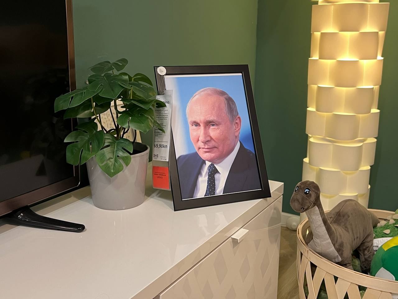 Портрет президента РФ Владимира Путина в IKEA в Хорватии. Фото © Telegram / zachitniki