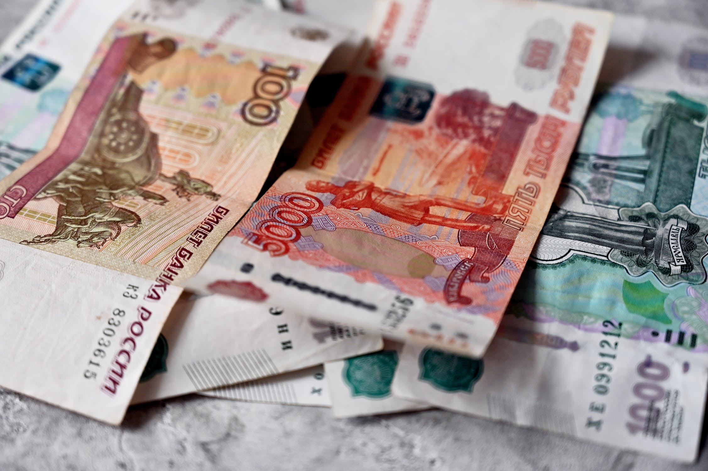 Минфин: После решения США Россия продолжит платить по госдолгу в рублях