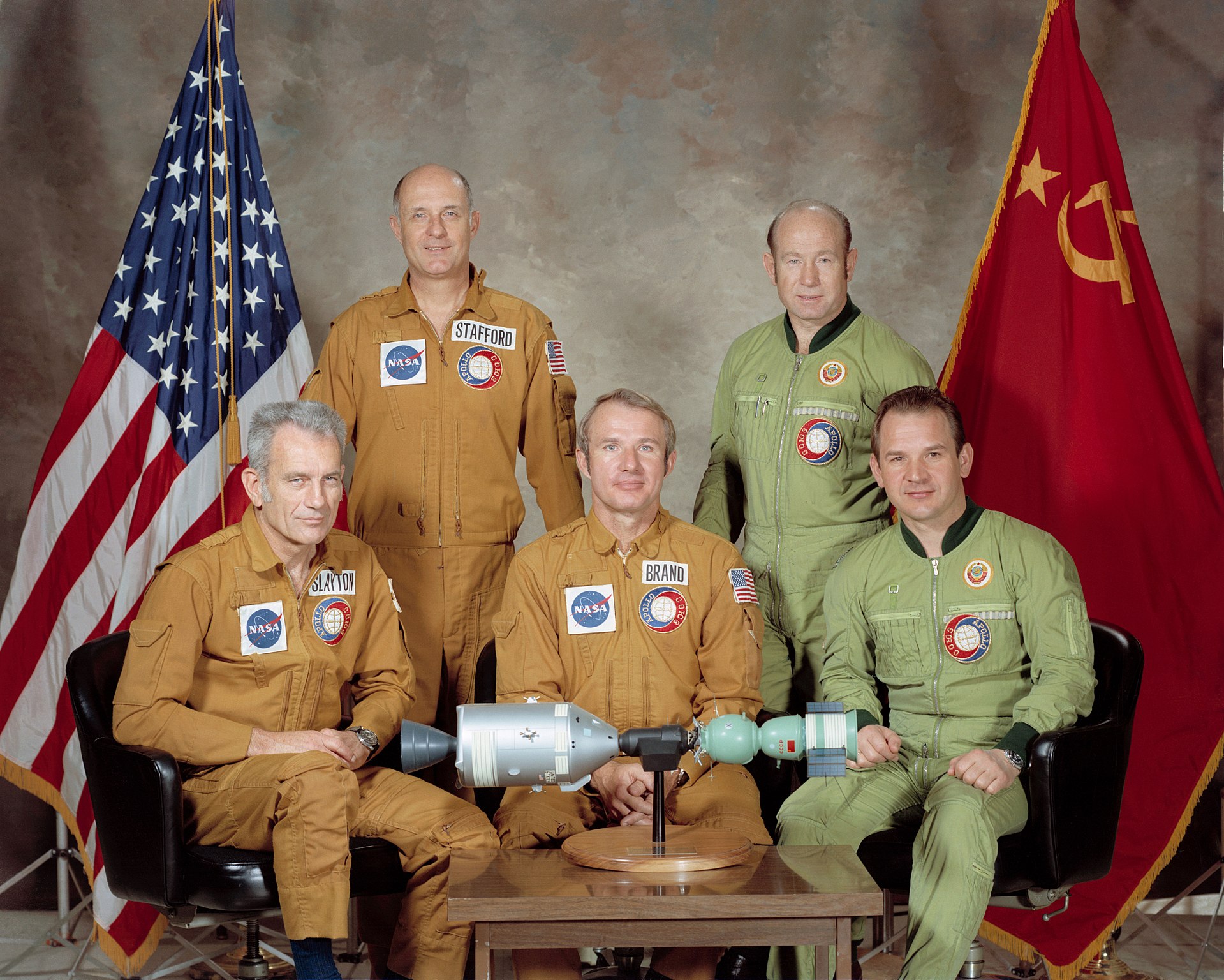 "Союз-Аполлон". Слейтон, Стаффорд, Бранд, Леонов, Кубасов. Фото © Wikipedia