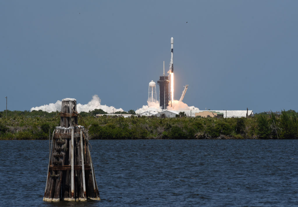 Ракета SpaceX Falcon 9 стартует с площадки в Космическом центре Кеннеди с 60 спутниками в рамках создания широкополосной интернет-сети SpaceX Starlink. Фото © Getty Images / Paul Hennessy / SOPA Images / LightRocket