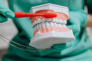 Стоматолог Ерилина перечислила привычки, которые вредят здоровью зубов