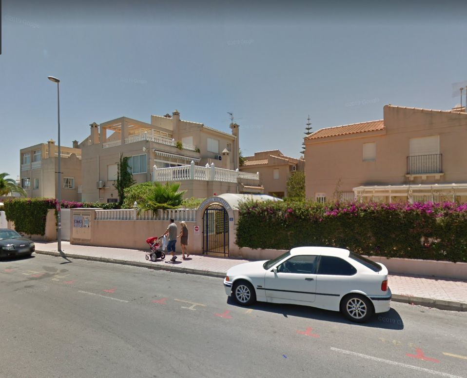 Жилой комплекс в Аликанте, где зарегистрирована компания тёзки жены олигарха. Фото © Google Maps