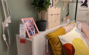 В IKEA в Хорватии скучные стоковые фото заменили на портреты Путина