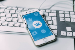 Жаров: "ВКонтакте" может заменить россиянам Facebook после его блокировки