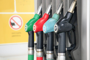 Обратный отсчёт: На сколько подешевел бензин и сколько будет стоить топливо в апреле