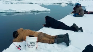 Разлом льда заставил сахалинцев рыбачить лёжа