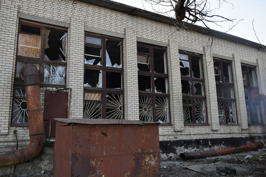 Обстрелянный киевскими силовиками Первомайский колледж. Фото © Telegram / Представительство ЛНР в СЦКК
