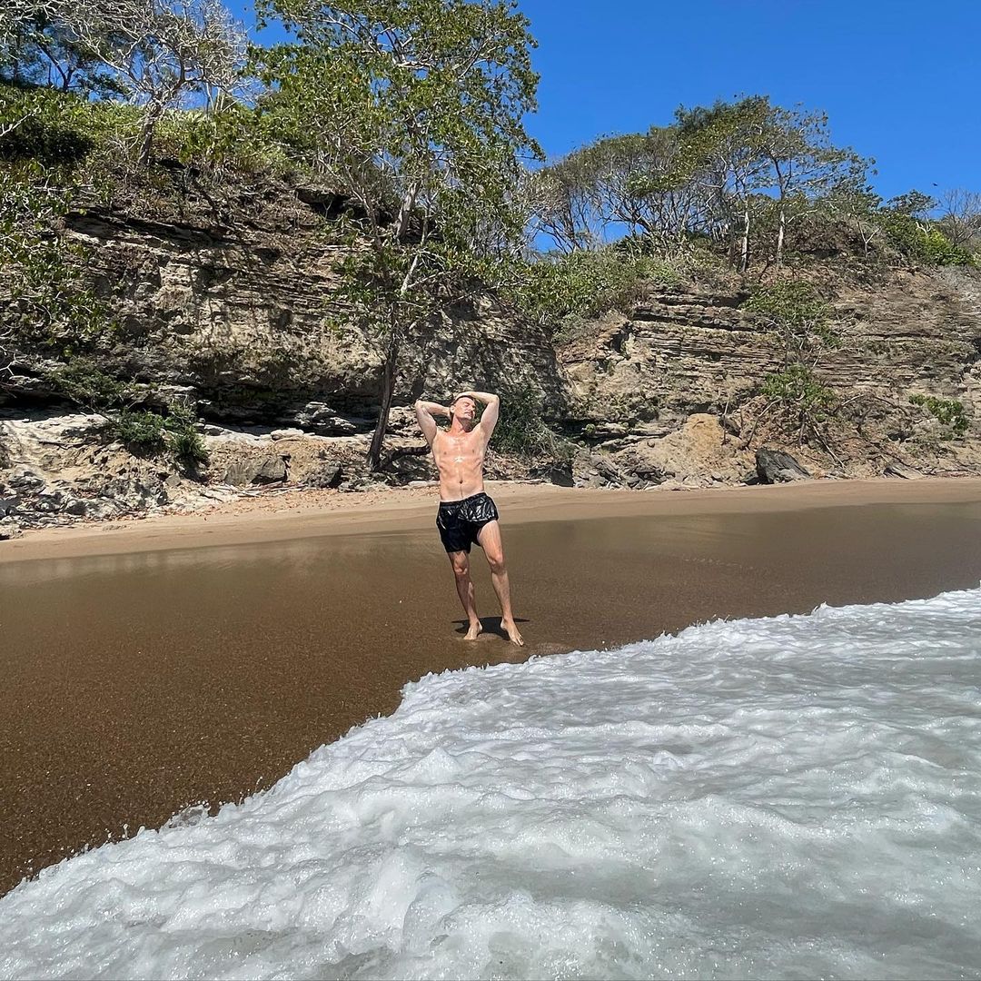 Клипмейкер Алан Бадоев на пляже в Коста-Рике. Фото © Instagram (запрещён на территории Российской Федерации) / alanbadoev