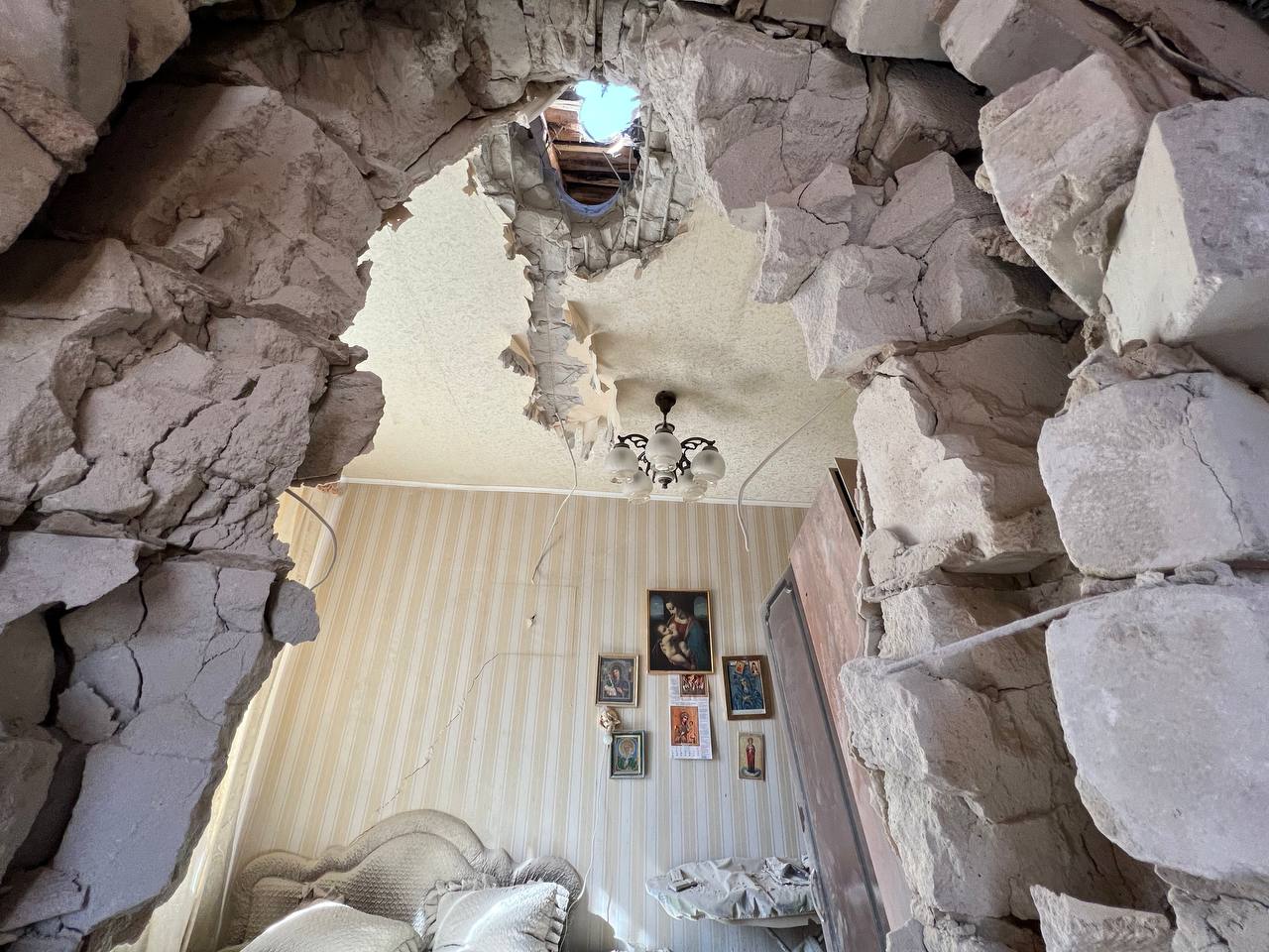 Кадры из разрушенного дома после обстрела со стороны ВСУ. Фото © Telegram / Настоящий Гладков