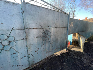 Повреждённый забор после обстрела со стороны ВСУ. Фото © Telegram / Настоящий Гладков