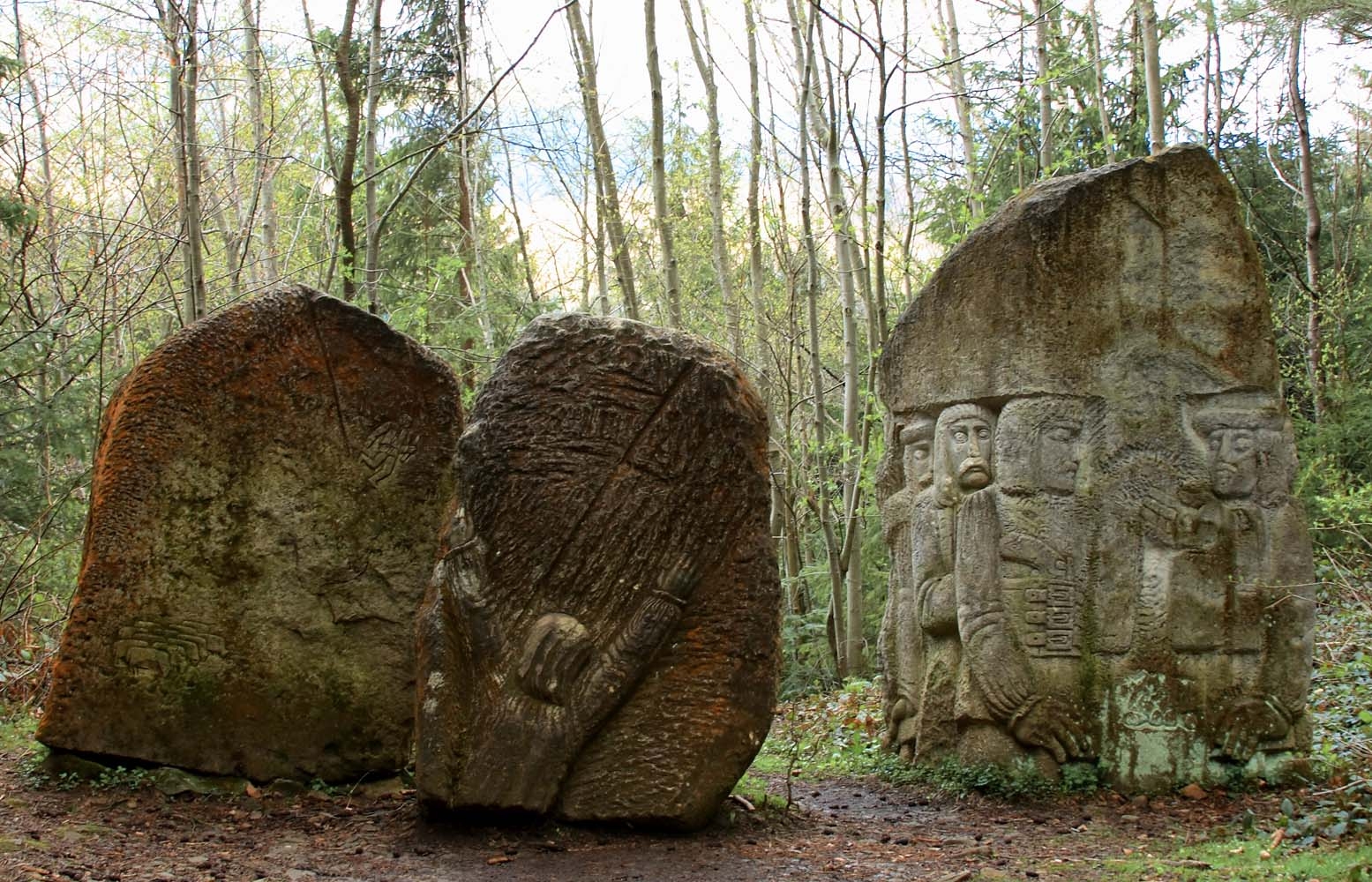 Памятные камни на скалах Довбуша в Ивано-Франковской области. Фото © Wikipedia