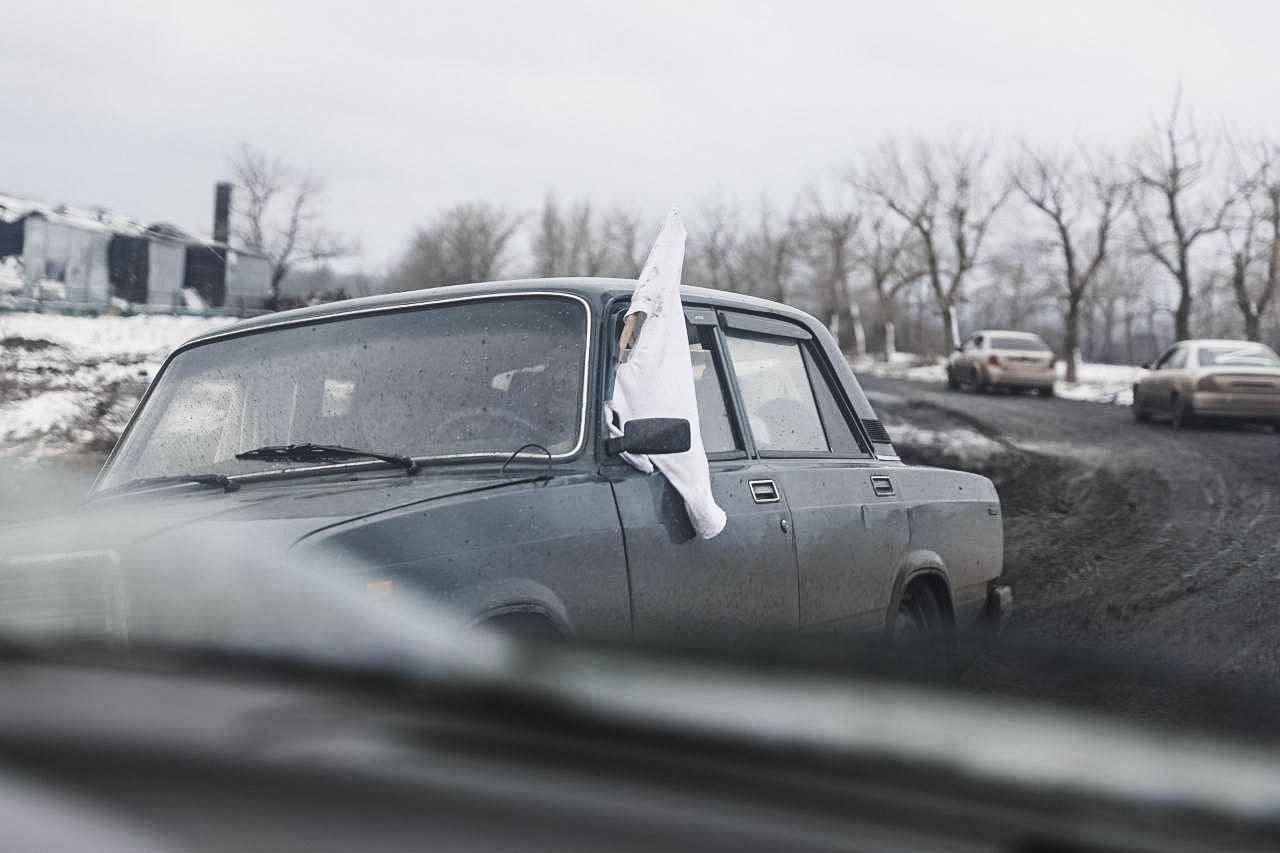 Окрестности Волновахи. Мирные жители выходят из окружения на территорию ДНР. Фото © LIFE / Антон Старков