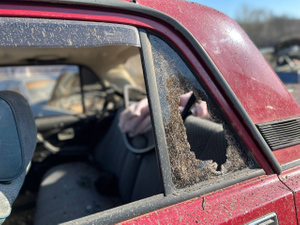 Украинский снаряд выбил стёкла в автомобиле. Фото © Telegram / Настоящий Гладков