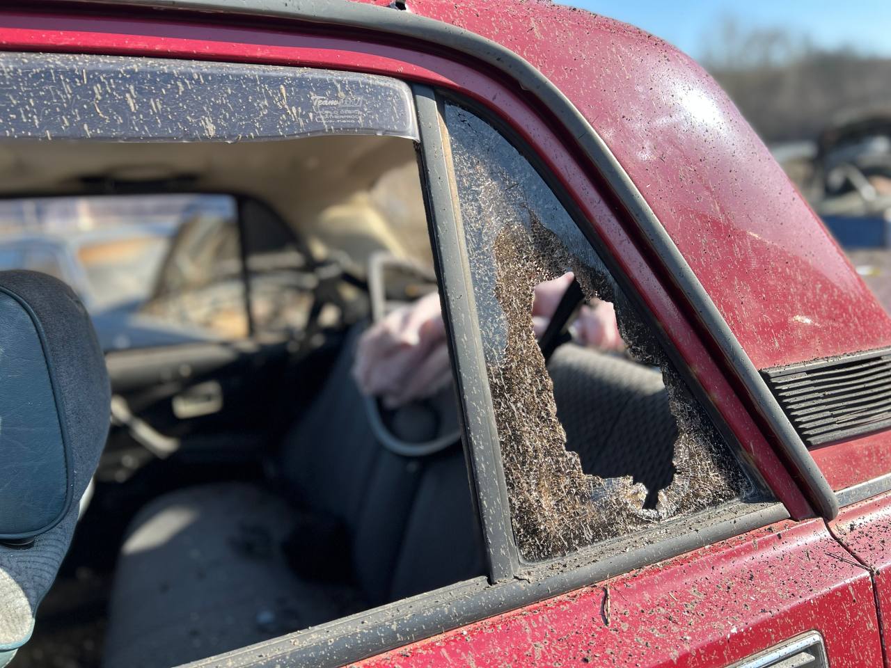 Украинский снаряд выбил стёкла в автомобиле. Фото © Telegram / Настоящий Гладков