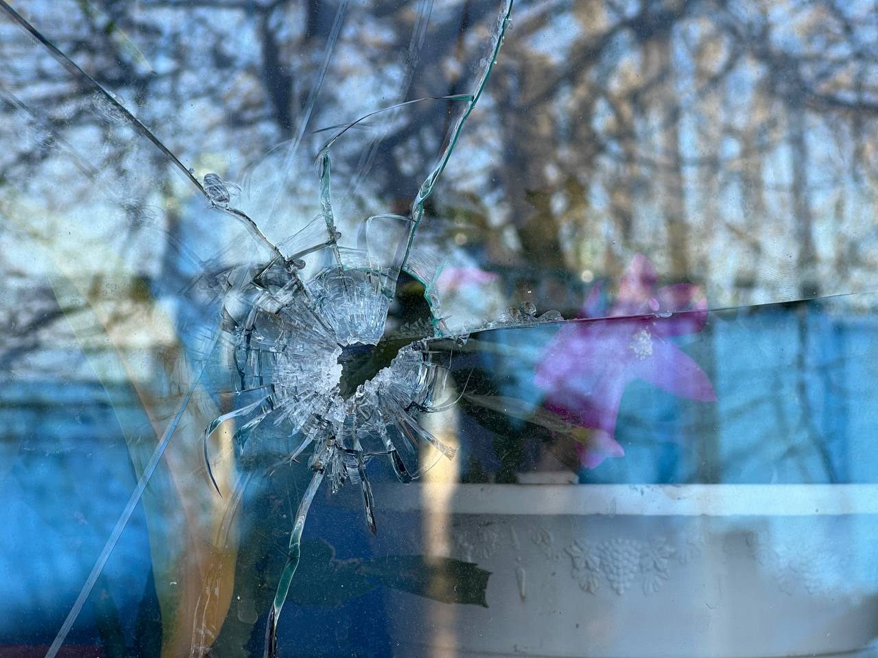 Выбитые стёкла после обстрела со стороны ВСУ. Фото © Telegram / Настоящий Гладков