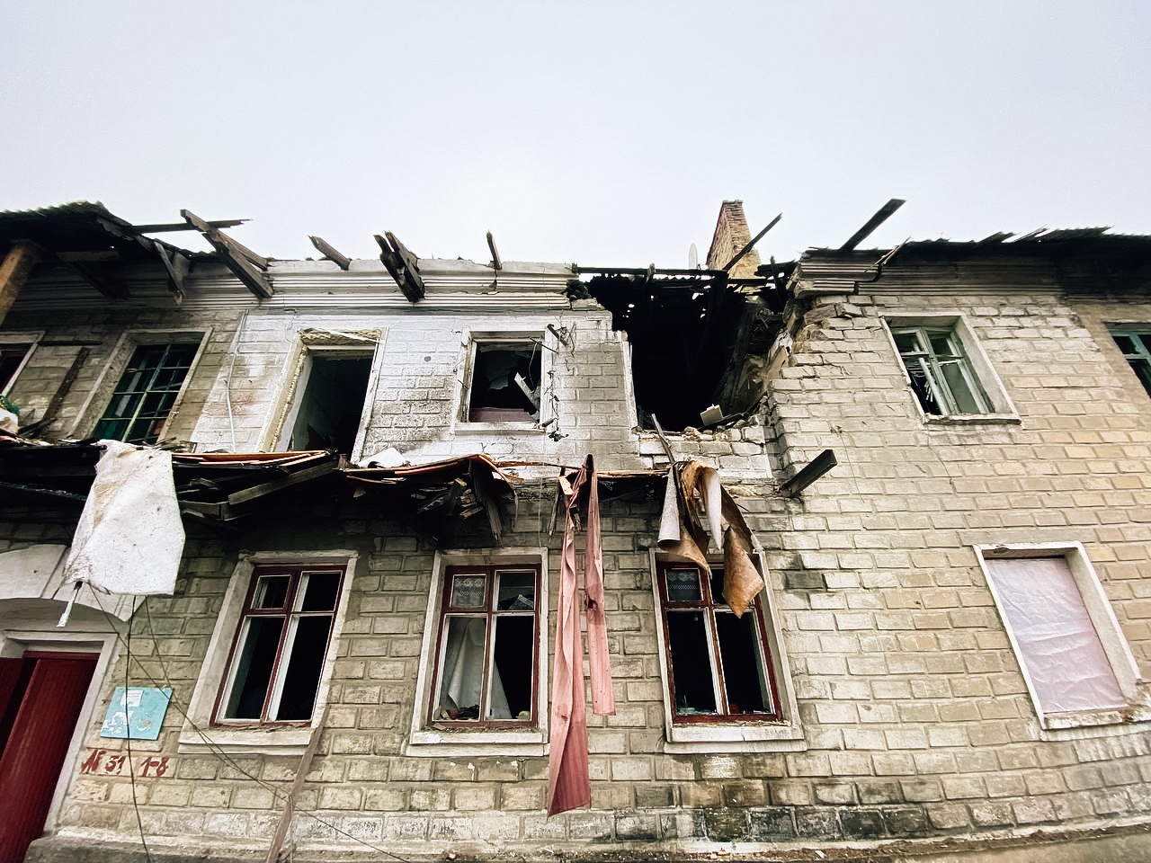 Донецк. Последствия обстрела ВСУ жилых кварталов. Фото © LIFE / Антон Старков