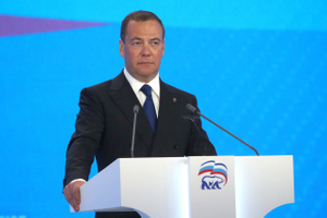 Медведев назвал глупыми попытки Запада повлиять на власть России через давление на бизнес