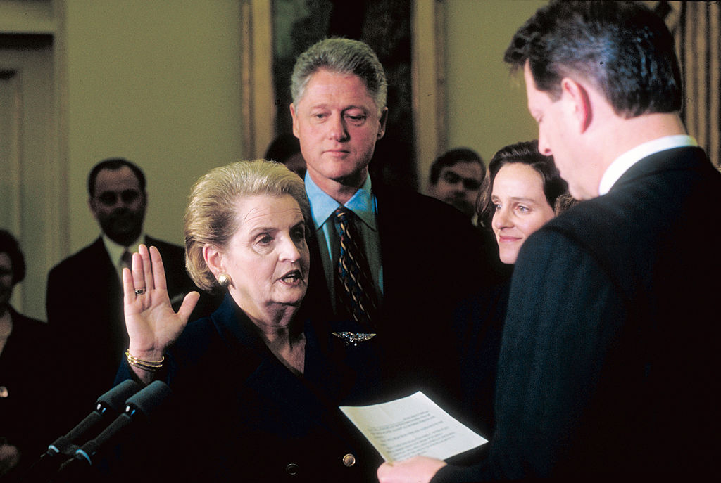 Мадлен Олбрайт поднимает руку после принятия присяги перед вице-президентом Элом Гором. Фото © Getty Images / Diana Walker