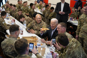 Байден прилетел в Польшу на переговоры и отведал пиццу с американскими солдатами