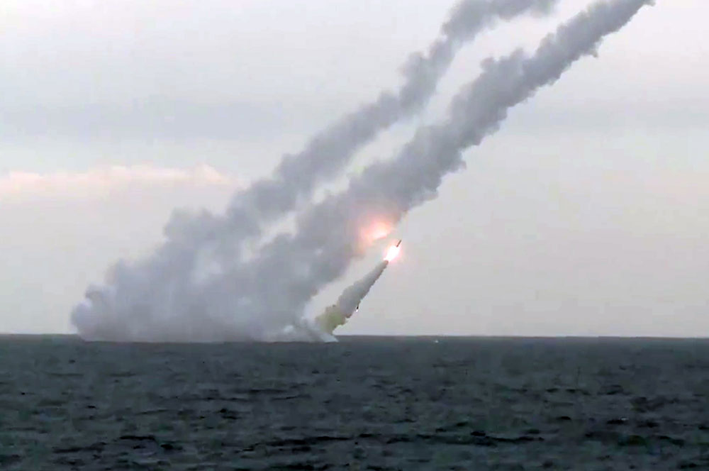 Запуск крылатых ракет "Калибр" с подводной лодки "Колпино". Фото © ТАСС / Пресс-служба Министерства обороны РФ