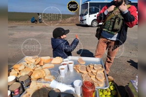Волонтёры встречают с едой и Wi-Fi чудом выбравшихся из Мариуполя мирных жителей