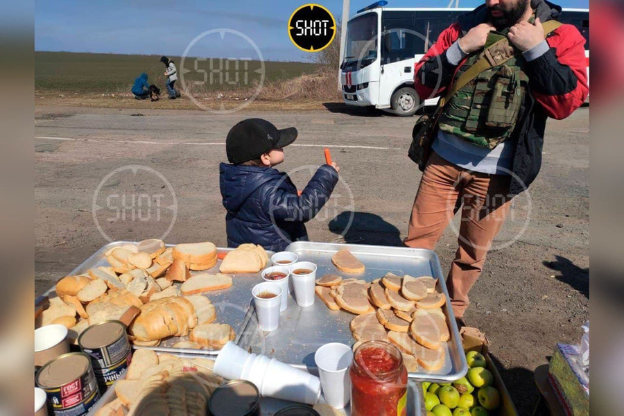 Донецкие волонтёры встречают жителей из Мариуполя. Фото © t.me / SHOT