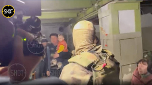 "Ночные волки" и чеченские бойцы эвакуируют людей из освобождённого города Рубежный в ЛНР